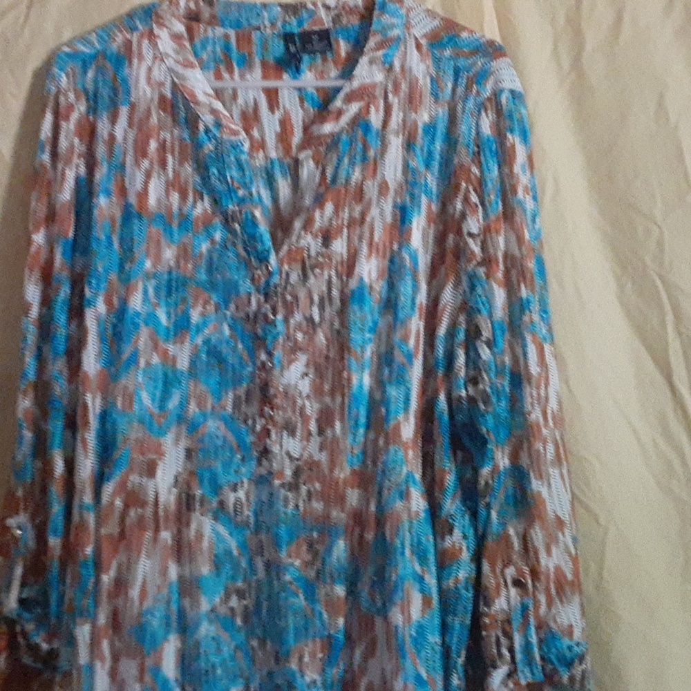 Womens size 3x New Direvtion Curvy shirt. Multi color with a white under shirt.